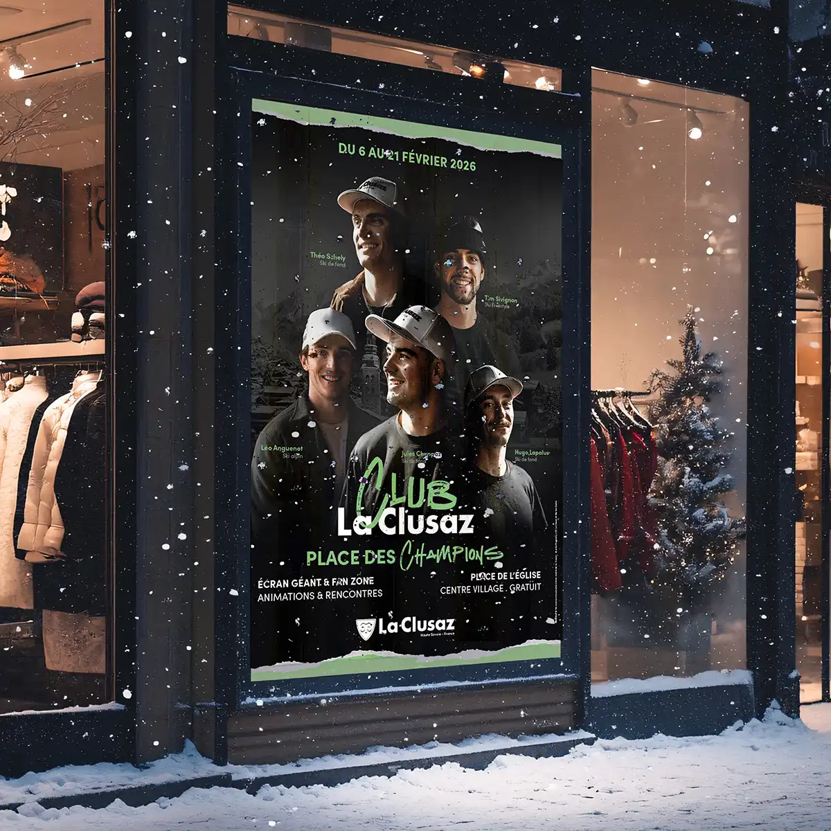 Affiche « Club La Clusaz » dans une vitrine enneigée, avec portraits d’athlètes et dates (6–21 février 2026).