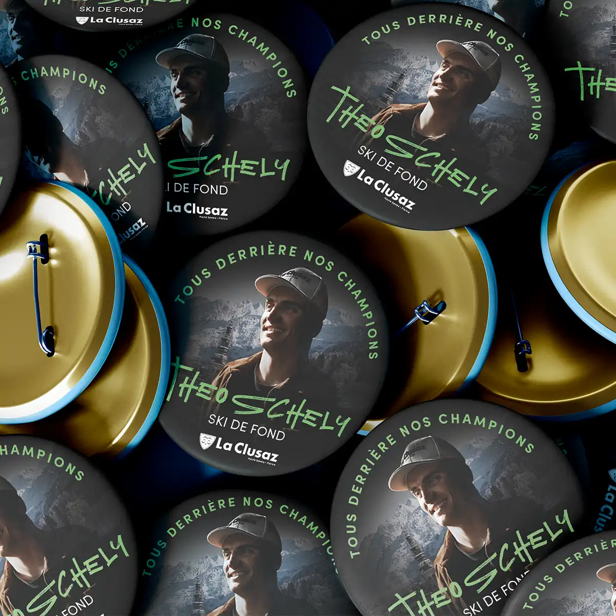 Badges « Tous derrière nos champions » La Clusaz, avec portrait de l’athlète Théo Schely (ski de fond).