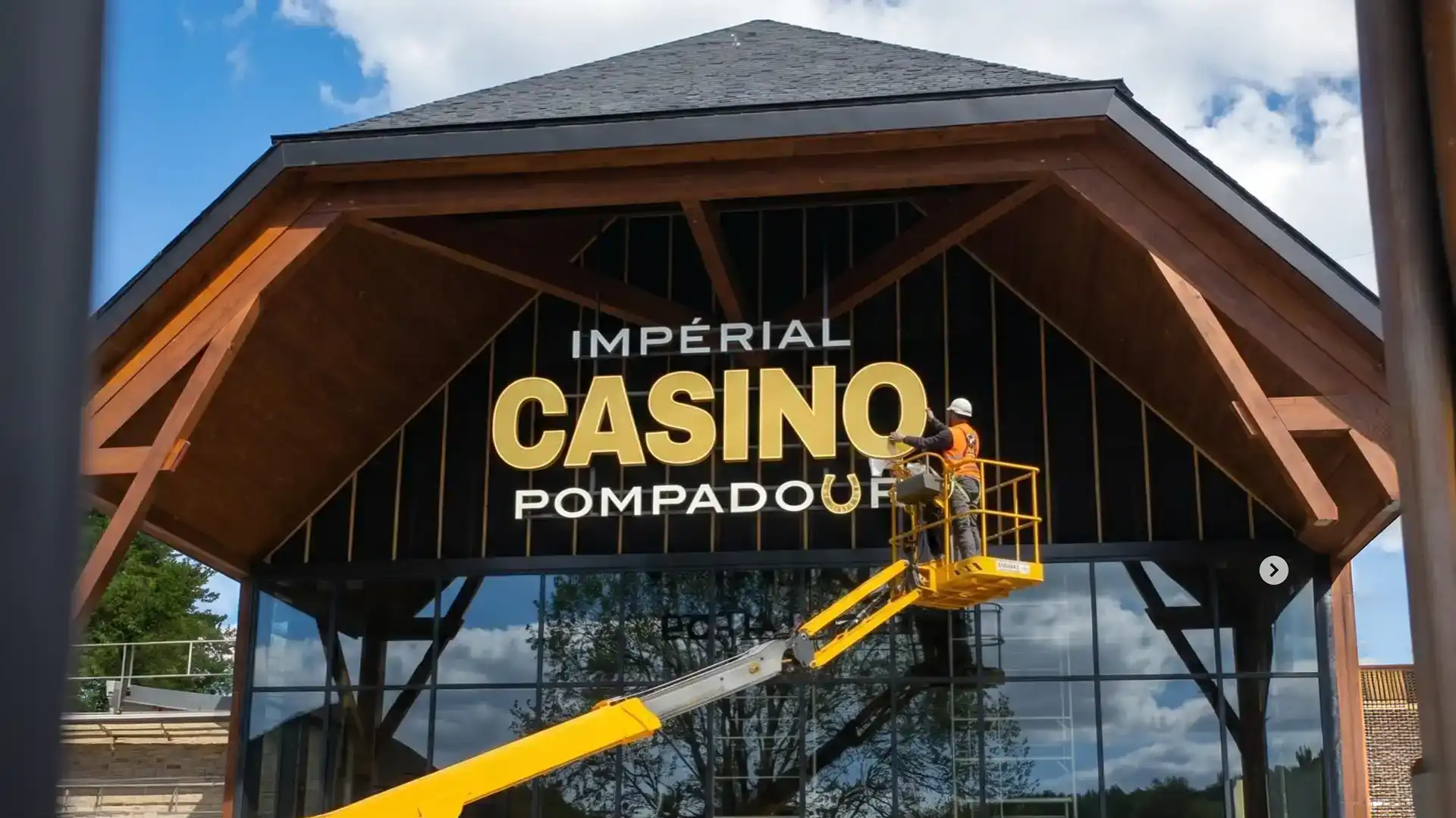 Installation de la signalétique extérieure du Casino de Pompadour avec enseigne lumineuse sur la façade principale